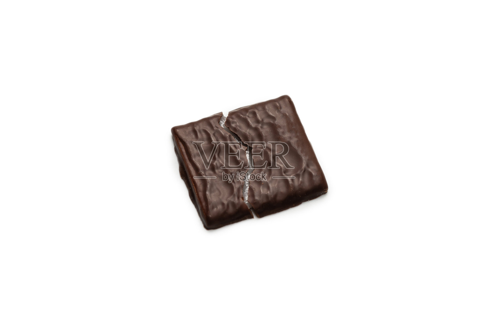 黑巧克力糖果孤立在白色背景。照片摄影图片