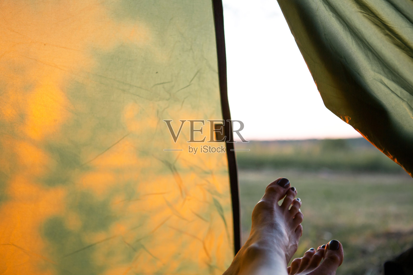 在阳光明媚的日子里，从旅游帐篷里看大自然。积极野营，环保，冒险照片摄影图片