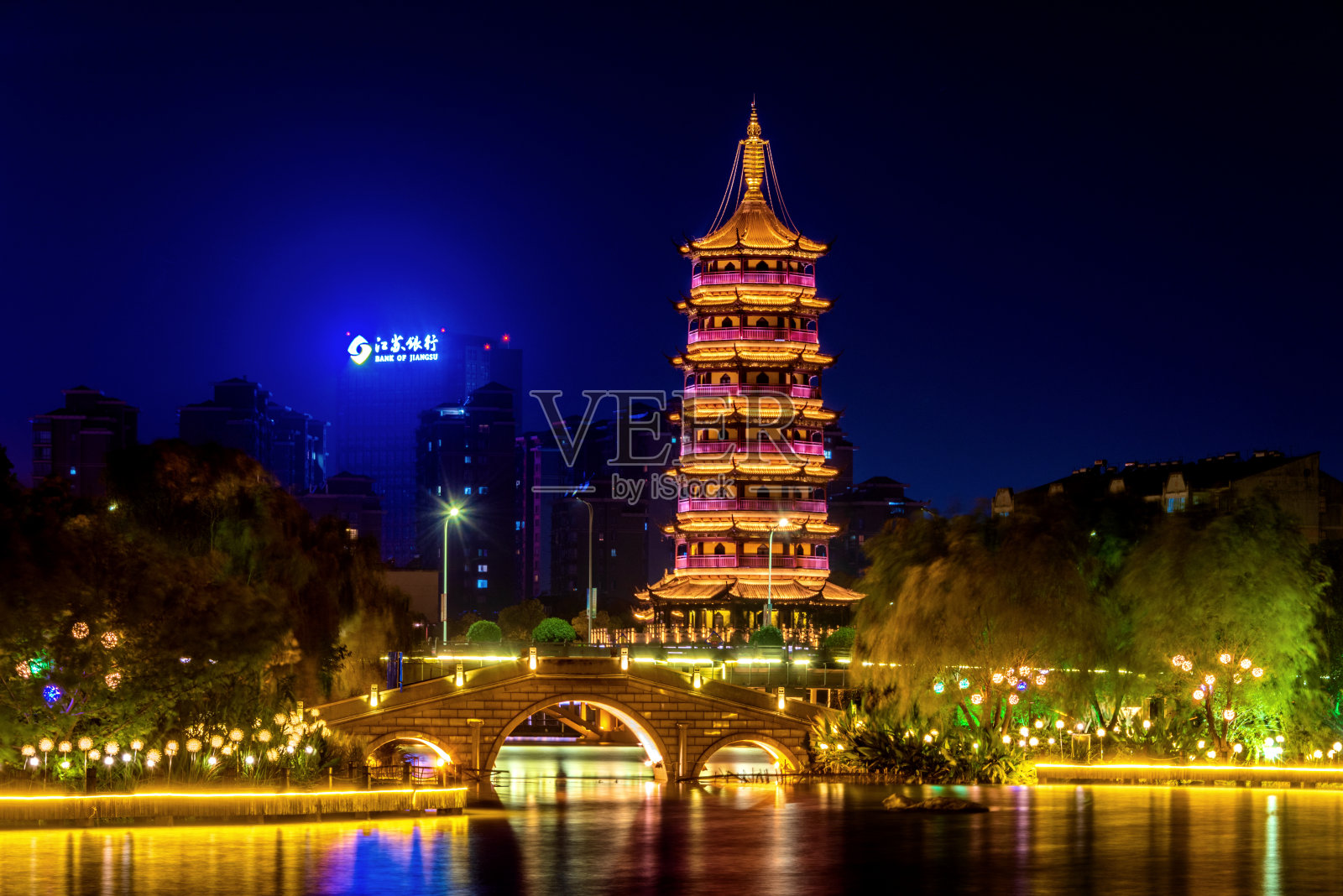 中国江苏泰州凤城河景区文峰塔夜景照片摄影图片