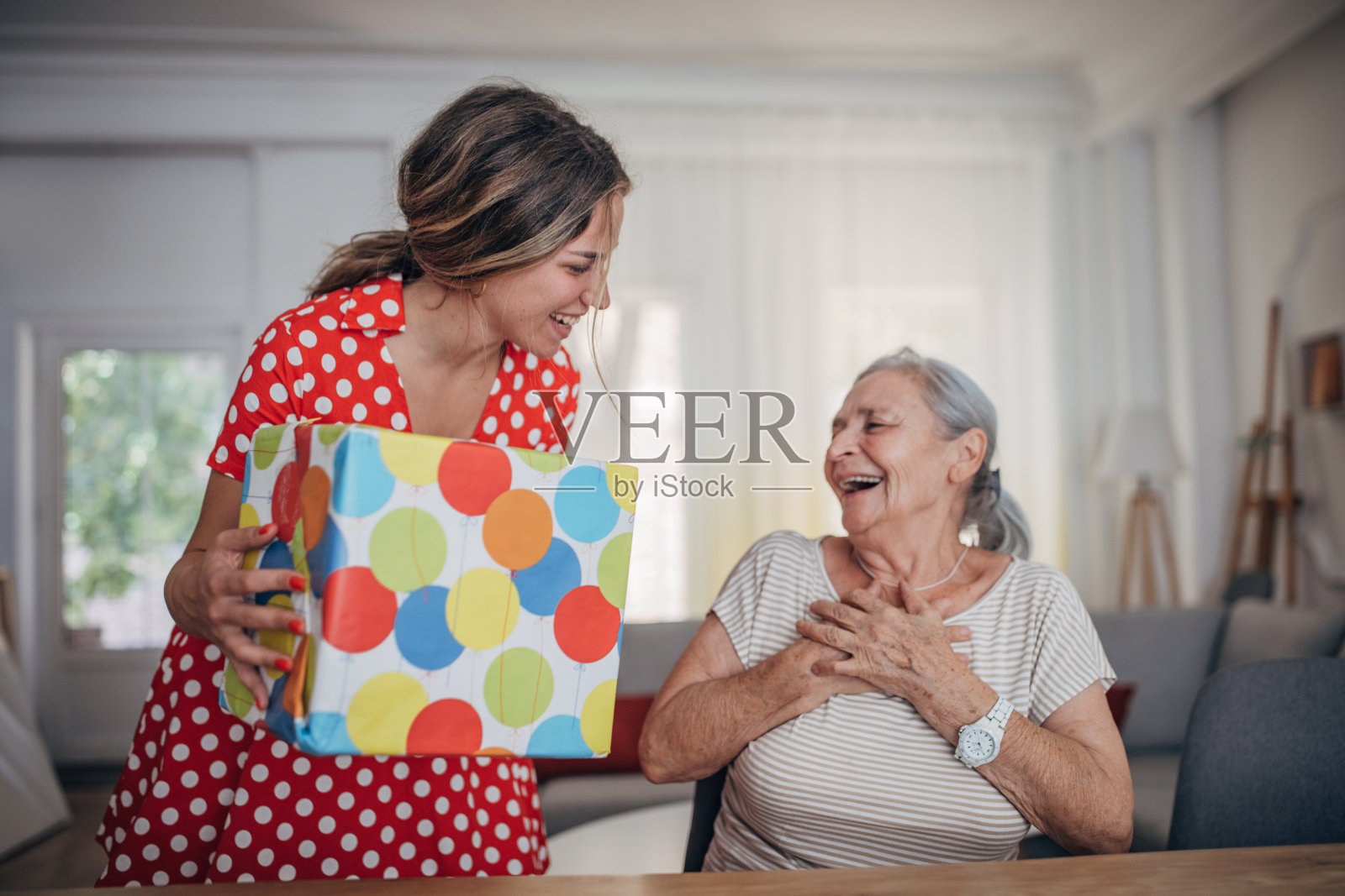 祖母和孙子 库存照片. 图片 包括有 年长, 护士, 幸福, 拥抱, 受影响, 协助, 健康, 帮助, 移动 - 103939950