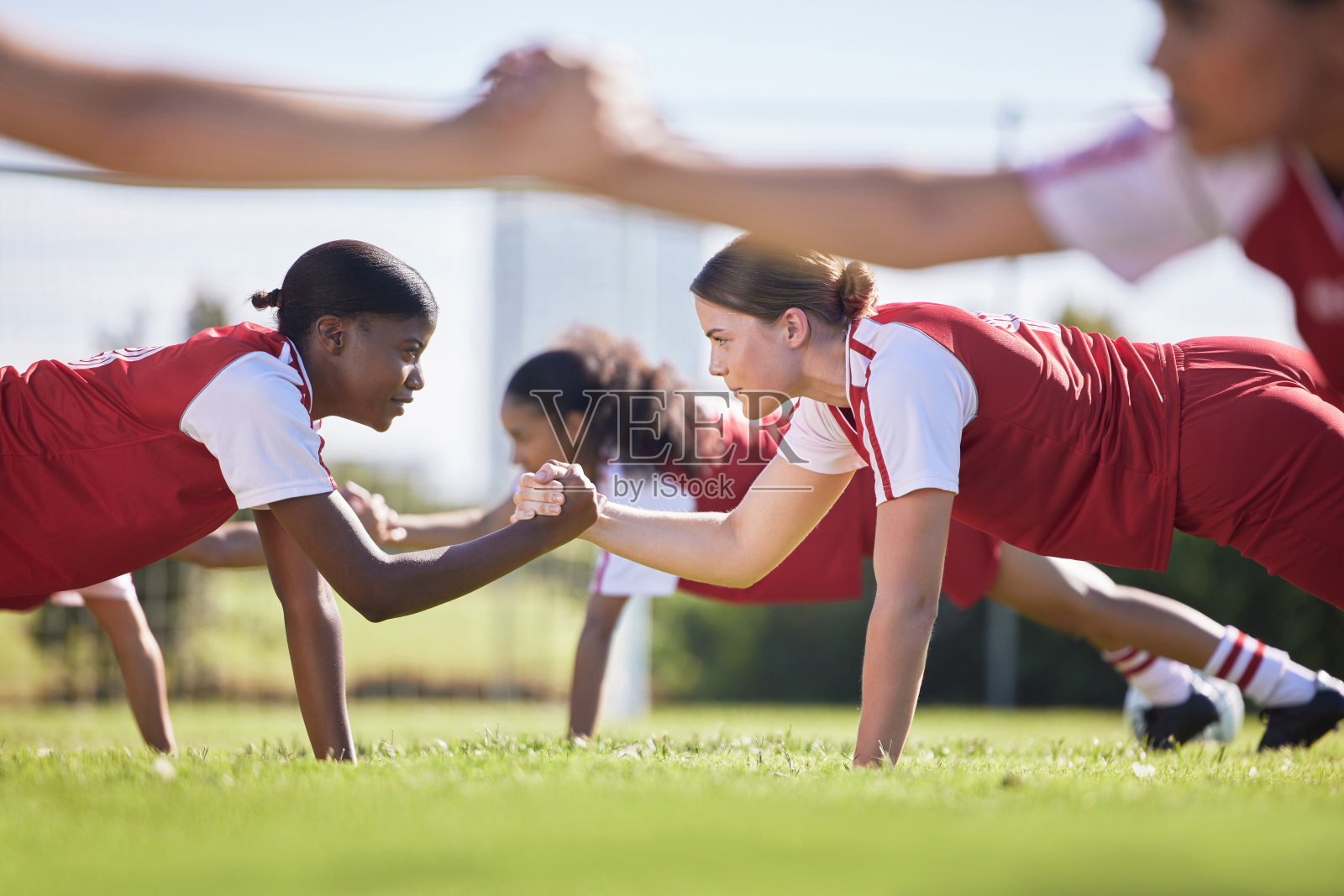 女子足球，足球或团队运动牵手团结，支持或激励在日常锻炼，锻炼或训练演练。赛场上有各种各样的健康、活跃或健康的运动员和女孩照片摄影图片
