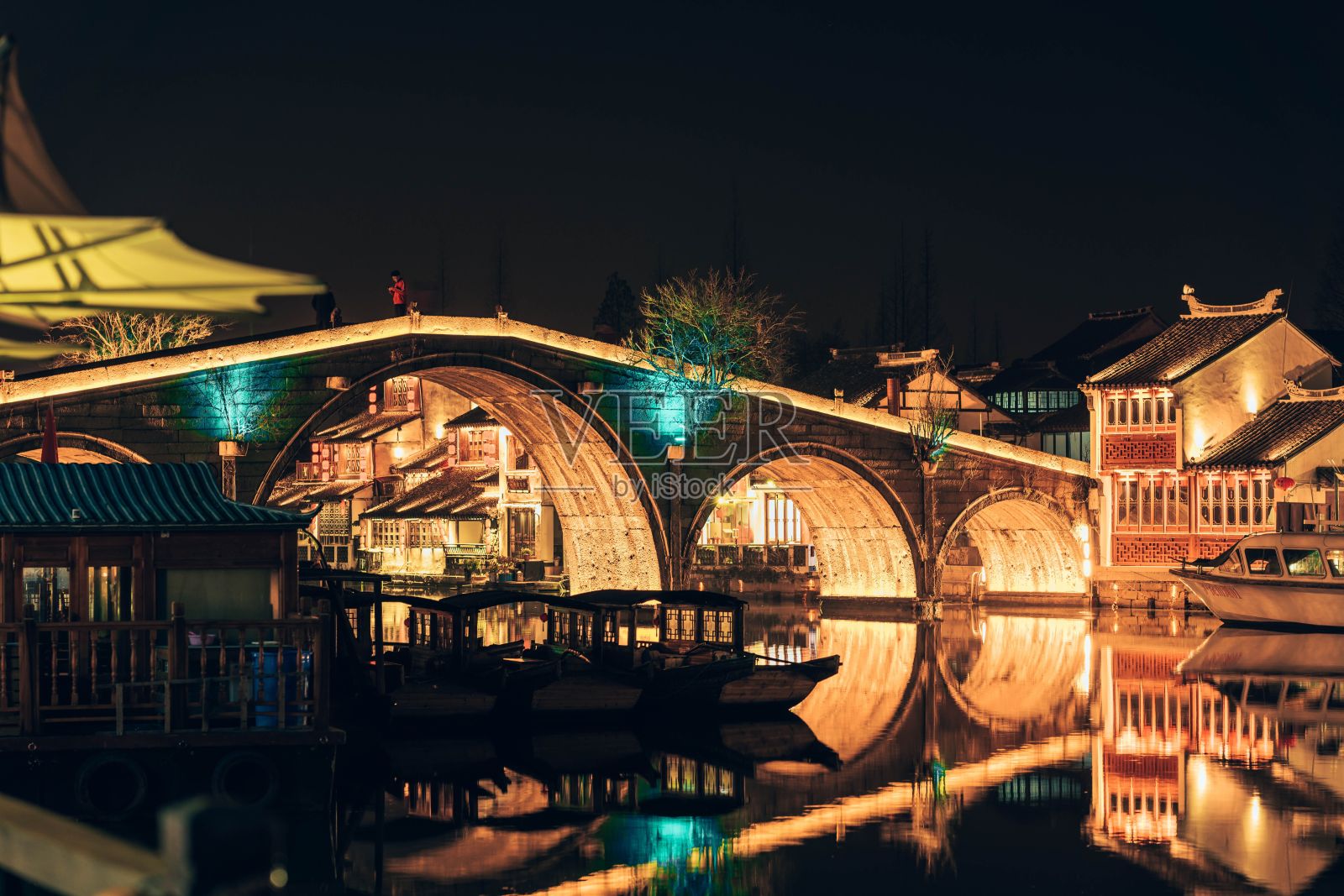 中国杭州的拱辰桥，背景是夜晚的居民楼照片摄影图片
