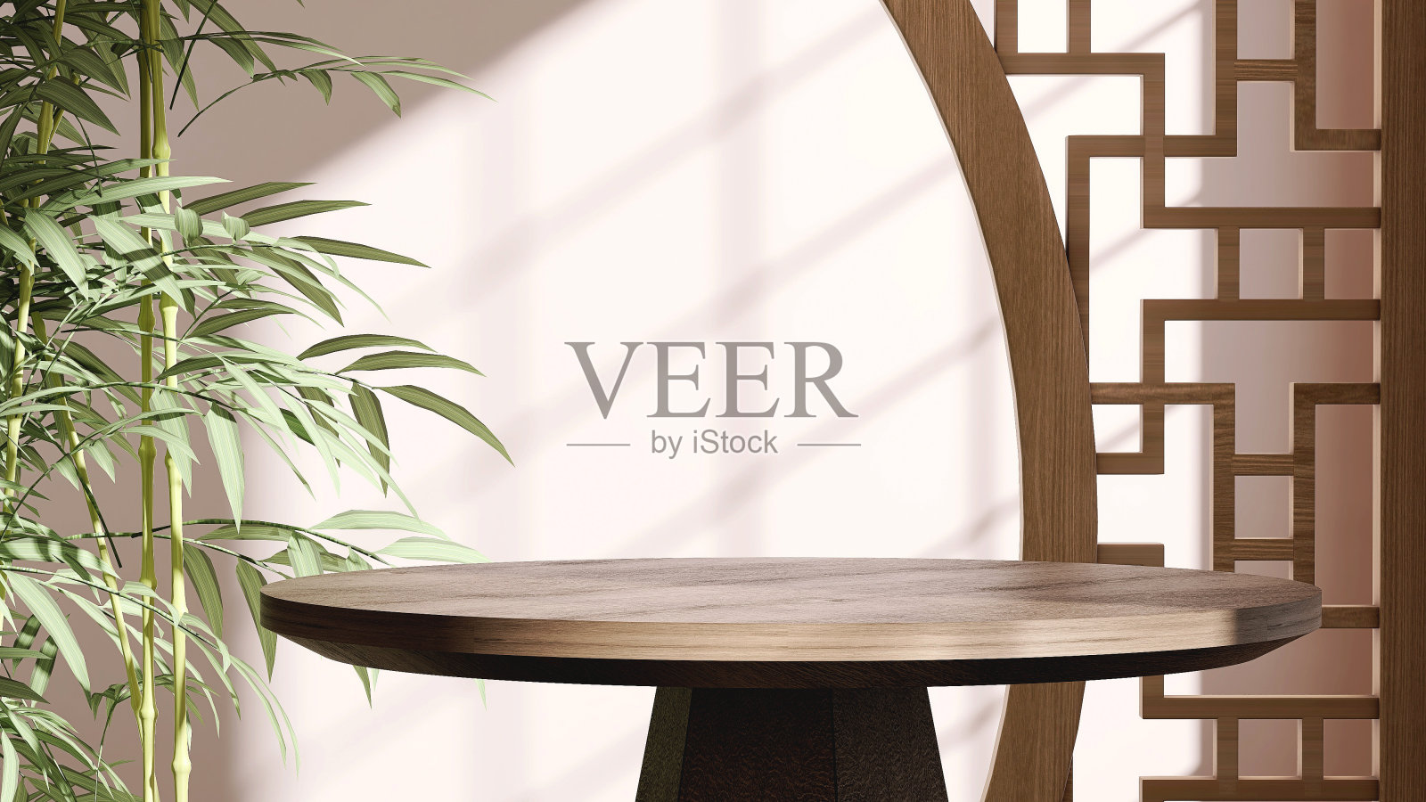现代，最小的圆木桌讲台与竹子和中国图案设计隔断斑驳的阳光在米色的墙壁照片摄影图片
