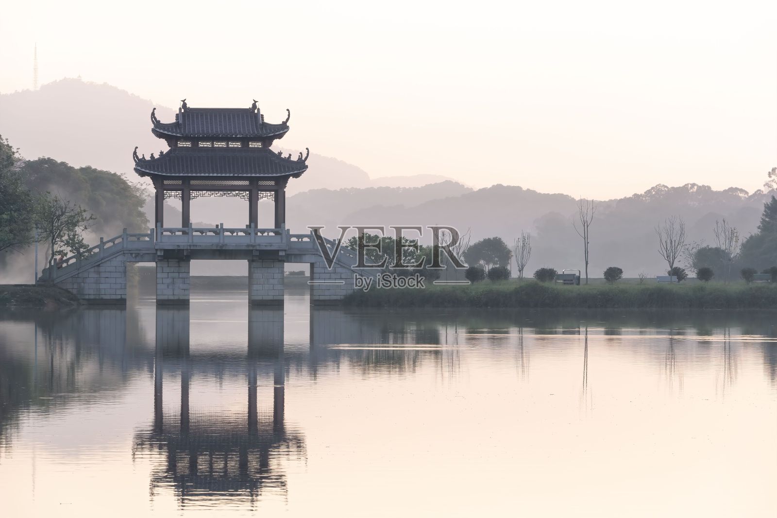 中国杭州西湖、西湖和桥的风景，阴天照片摄影图片