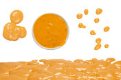 鲜嫩美味的酱汁飞溅在白色的背景上。摄影图片
