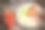 北京烤鸭配洋葱、煎饼、黄瓜片和西红柿放在白色的盘子里，用筷子夹紧。木制桌子和俯视图素材图片
