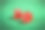 红色骰子在绿色表面图像近距离素材图片