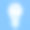 在浅蓝色背景上的灯泡形状的抽象云。素材图片