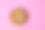 粉红色背景上的单枚月饼，是中秋节的传统食品。素材图片