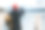 背包男子在卢加诺码头欣赏全景。人在旅行。卢加诺湖，阿尔卑斯山南坡。在瑞士的风景。令人惊叹的户外风景。广州提契诺。冒险的生活方式素材图片