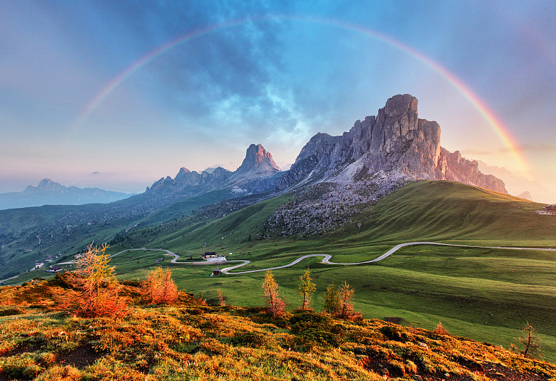 风景自然，阿尔卑斯山山上有彩虹图片下载