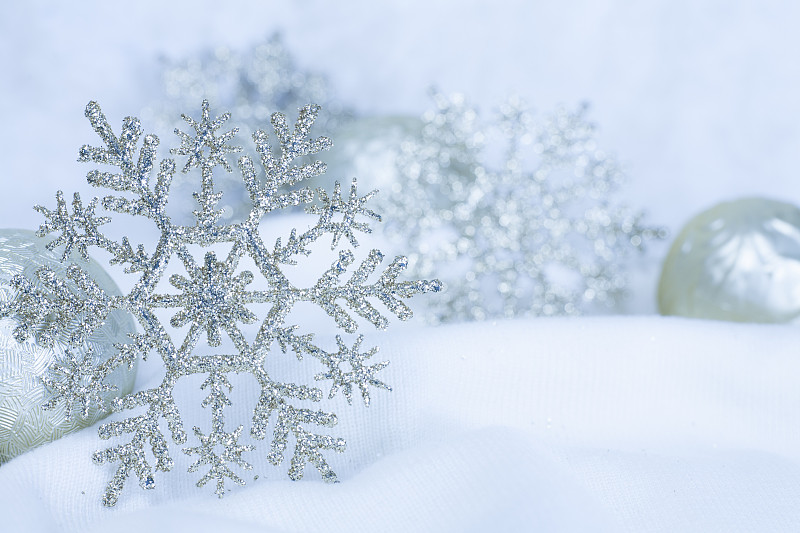 圣诞装饰品，蓝色的雪花，白色的，灰色的色调。图片下载
