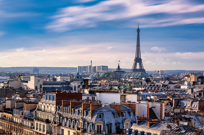 巴黎屋顶。法国巴黎的埃菲尔铁塔图片素材