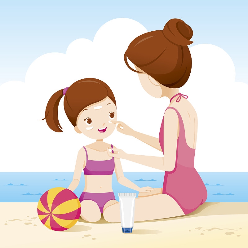 妈妈在沙滩上给女儿涂防晒霜图片下载